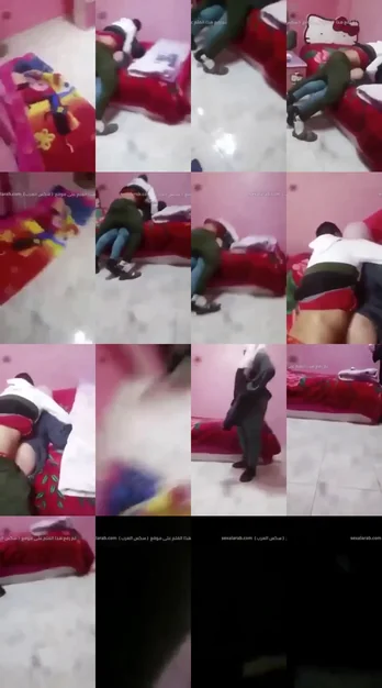 مشاهدة فيديو: ضحك على بنت عمه وناكها واتفق مع صاحبه يدخل عليهم فجأة